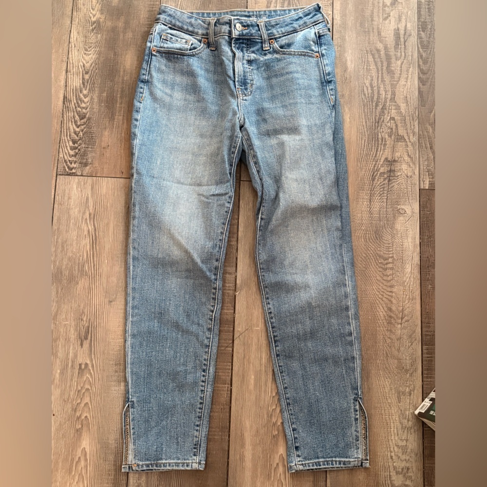 Old Navy Women’s size 2  Light Blue Straight Jeans